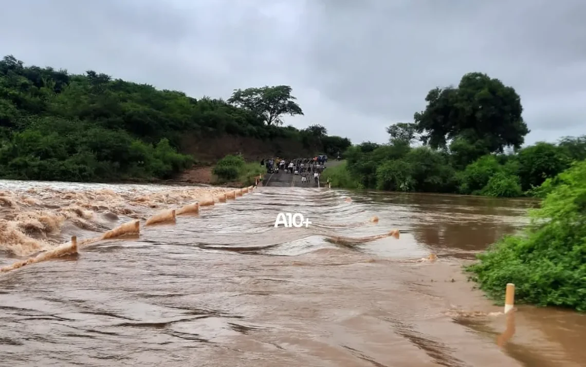 estrada alagada, trecho inundado